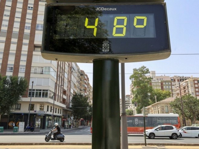 Топлотни талас (фото: EPA/JUAN CARLOS CAVAL - илустрација) - 