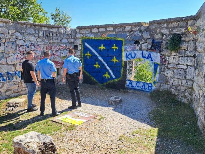 Увредљиви и антисрпски графити на зворничкој тврђави Увредљиви и антисрпски графити на зворничкој тврђави - Фото: РТРС