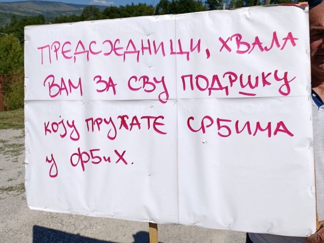 Поруке подршке у Дрвару пред долазак Вучића и Додика Поруке подршке у Дрвару пред долазак Вучића и Додика - Фото: РТРС