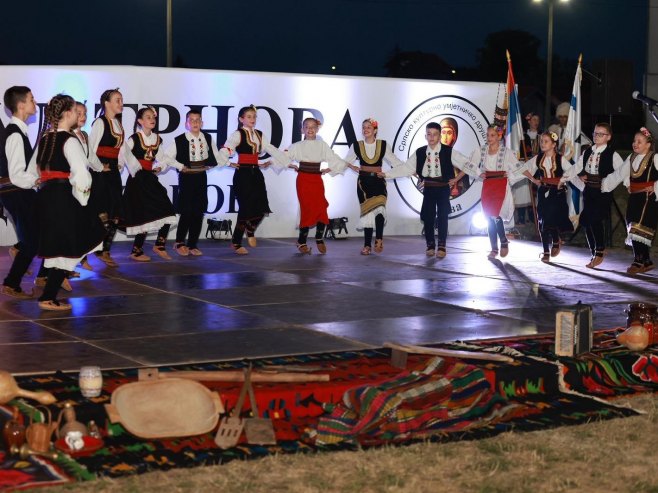 СКУД "Трнова" – "Ој коло шарено, вашерите високо" СКУД "Трнова" – "Ој коло шарено, вашерите високо" - Фото: Уступљена фотографија