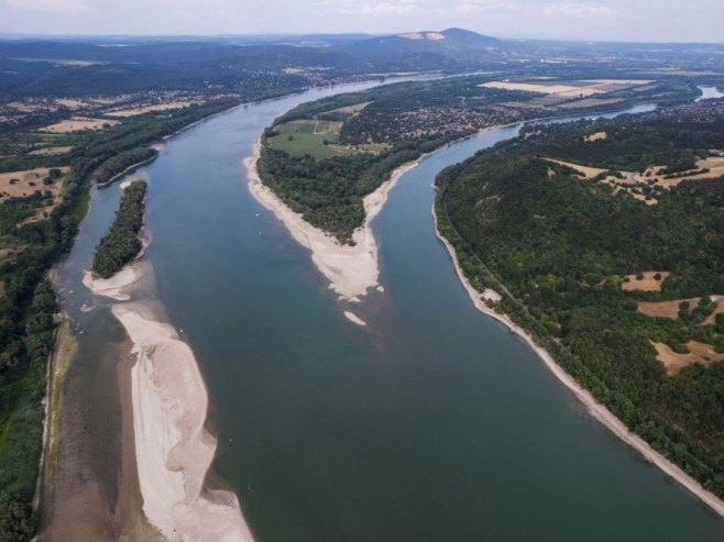 Теретни саобраћај готово обустављен због ниског водостаја Дунава