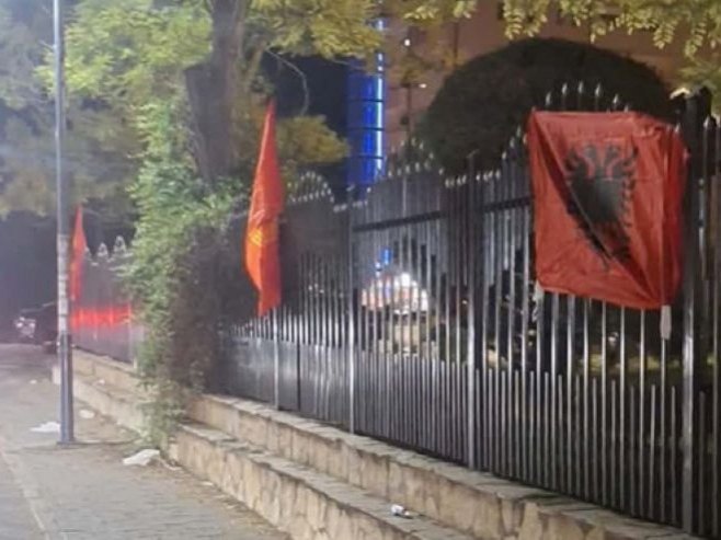 Липљан: Заставе терористичке УЧК и Албаније (Фото: Канцеларија за КиМ) - 