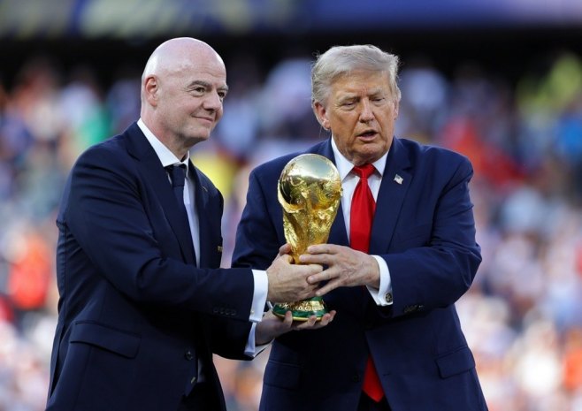 Инфантино и Трамп (Фото: EPA/CHRISTOPHER NEUNDORF) - 