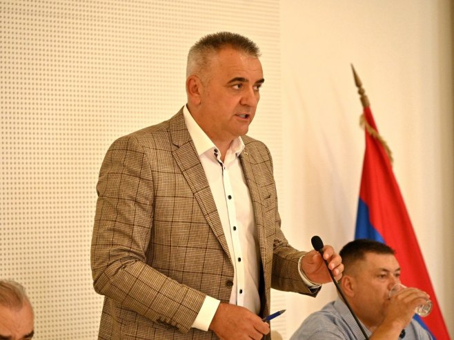 Саво Минић са мјештанима у Бијељини Саво Минић са мјештанима у Бијељини - Фото: Уступљена фотографија