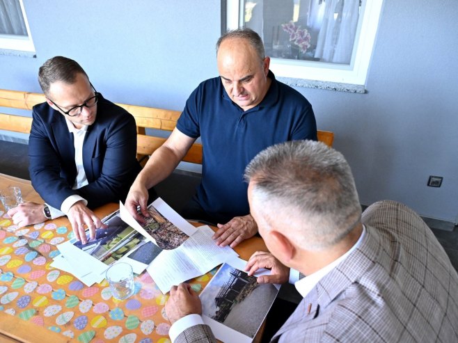 Саво Минић у посјети породици Миће Бојанића - Фото: Уступљена фотографија