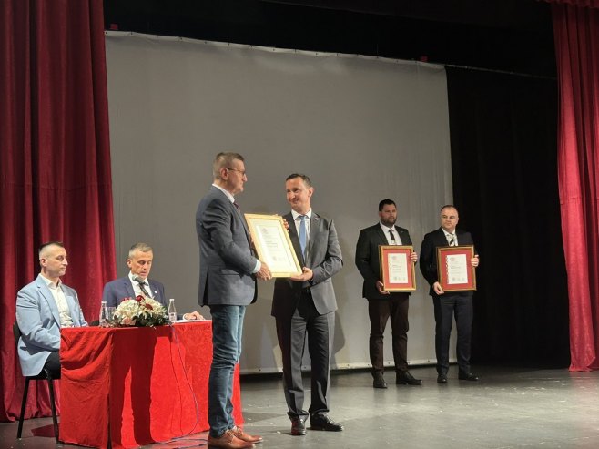 Новинару РТРС-а Божидару Стајчићу Плакета Града Требиња Новинару РТРС-а Божидару Стајчићу Плакета Града Требиња - Фото: РТРС