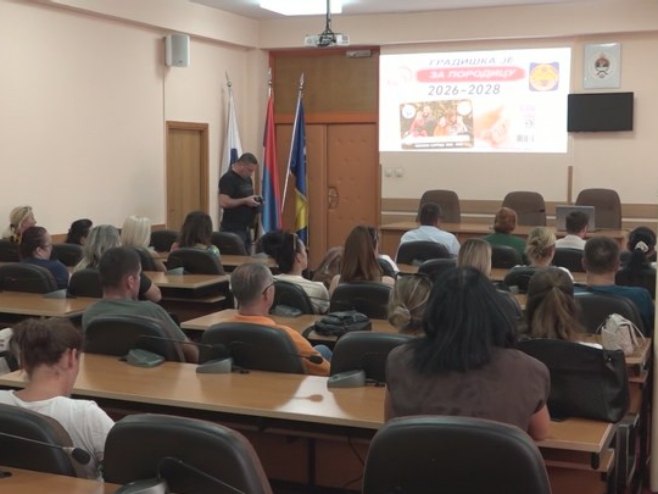 Родитељима са троје и више д‌јеце у Градишци подијељене "Поносне картице Републике Српске" (ВИДЕО)