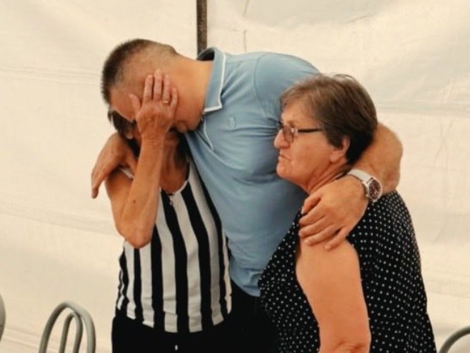 Минић са мајкама погинулих бораца (Фото: x.com/minic_savo) - 