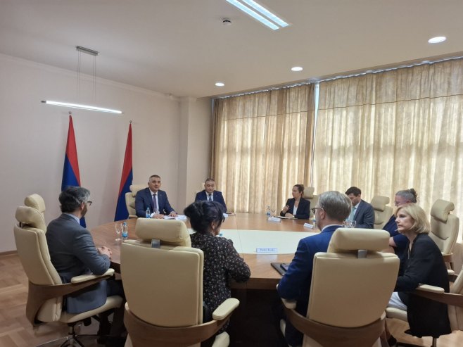 Минић - Клаудија Тенеи Минић - Клаудија Тенеи -
