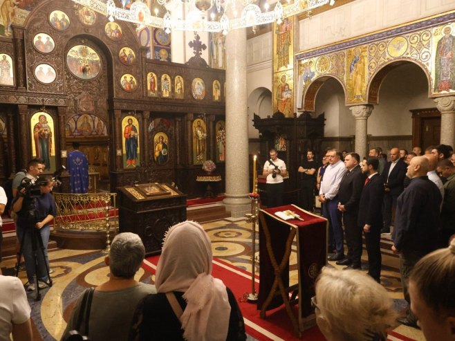 Минић и Додик одали почаст генералу Младићу у Храму Христа Спаситеља (ФОТО)