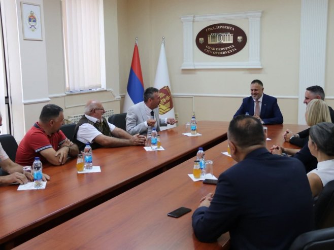 Жунић са поджупаном града Чрномељ из Словеније Дубравком Ченгијом Жунић са поджупаном града Чрномељ из Словеније Дубравком Ченгијом - Фото: РТРС