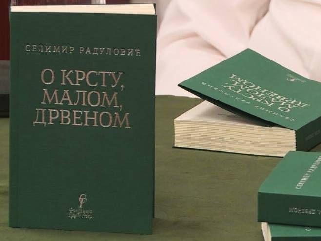Књига поезије "О крсту, малом, дрвеном" - Фото: РТРС