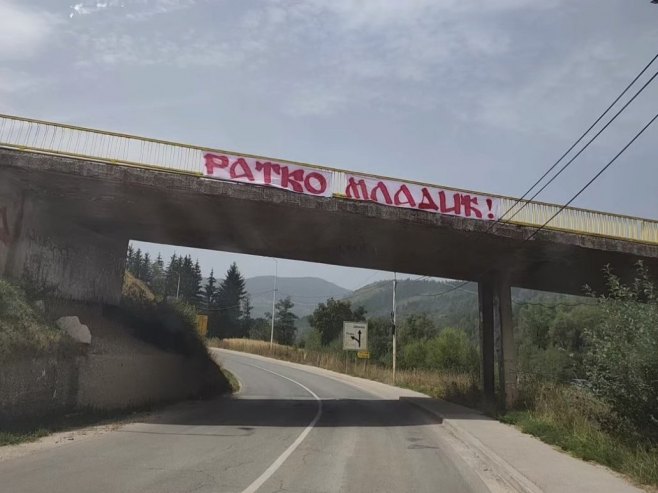 На надвожњаку Пале-Јахорина транспарент са именом генерала Младића
