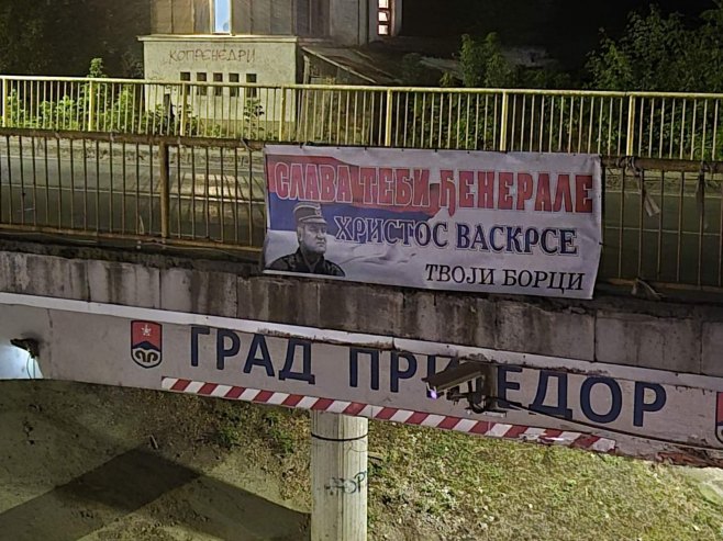 Грађани Српске и данас одају почаст генералу Младићу (ФОТО)