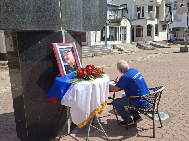У Добоју и Шамцу отворена књига жалости поводом смрти генерала Младића