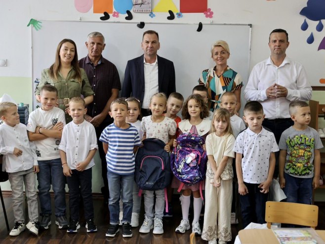 Угљевик: Гајић уручио ранчеве и поклон-пакете првачићима Угљевик: Гајић уручио ранчеве и поклон-пакете првачићима - Фото: РТРС