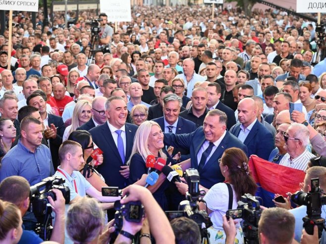 Централна трибина у Шамцу: СНСД на челу са Додиком спреман да проводи све зацртане циљеве (ФОТО)