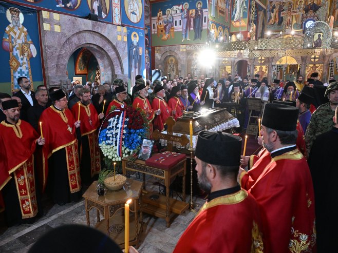 УЖИВО - Патријарх Порфирије служи опијело генералу Ратку Младићу