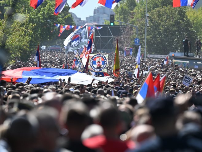 Поворка дуга око четири километра; Ријека људи испраћа генерала Ратка Младића (ВИДЕО)