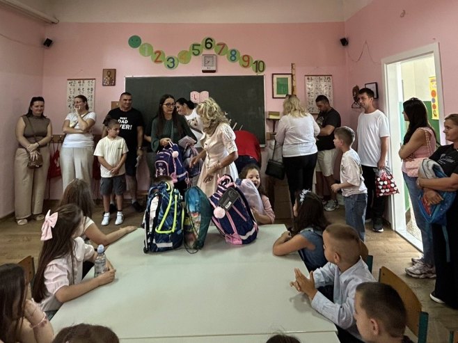 Рунић и Маринковић посјетиле ОШ Дрвар Рунић и Маринковић посјетиле ОШ Дрвар - Фото: РТРС