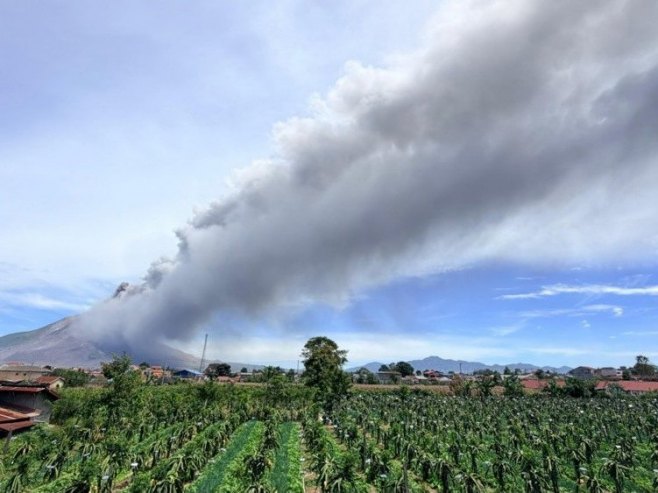 Вулкан (Фото: EPA/INDONESIAN GEOLOGICAL AGENCY/) - 
