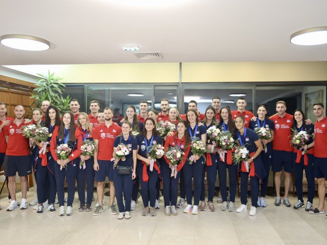 Дочек одбојкашица Србије (Фото: TANJUG/ DEJAN ŽIVANČEVIĆ) Дочек одбојкашица Србије (Фото: TANJUG/ DEJAN ŽIVANČEVIĆ) -