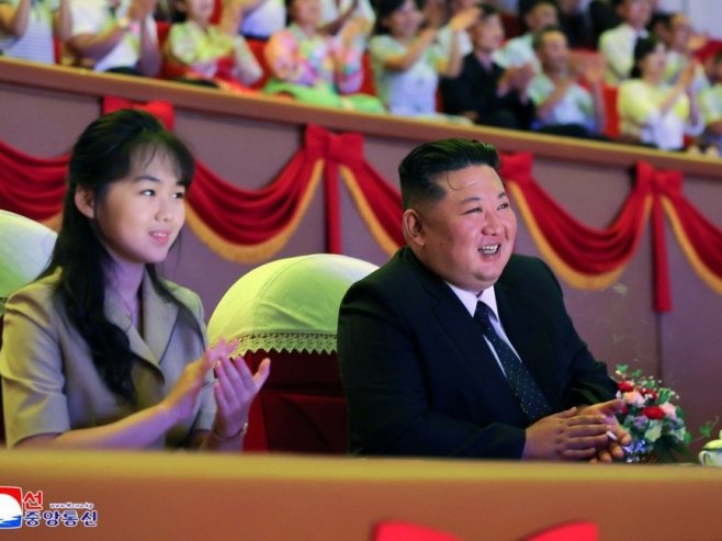 Ким Џонг Ун са кћерком (Фото: EPA/KCNA) Ким Џонг Ун са кћерком (Фото: EPA/KCNA) -