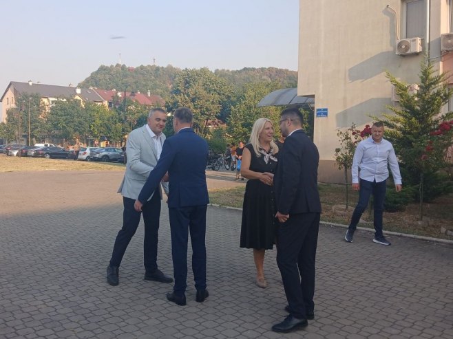 Минић и Цвијановић у Угљевику Минић и Цвијановић у Угљевику - Фото: РТРС