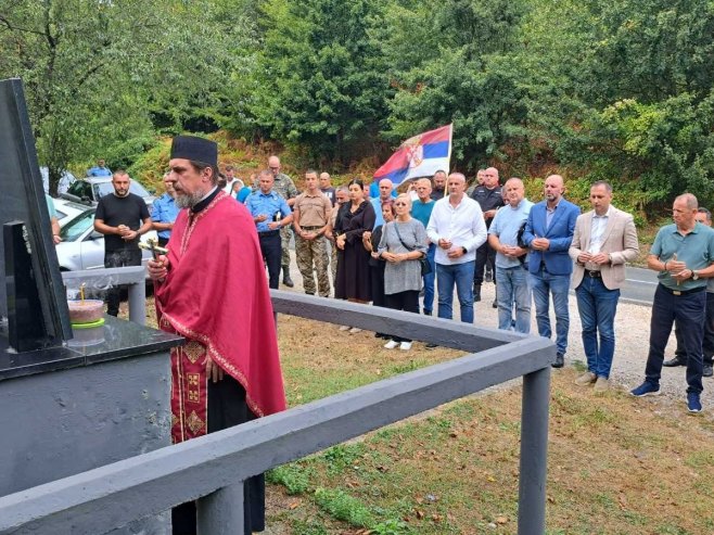 На Црном врху код Зворника обиљежено 34 године од убиства 11 припадника ВРС (ФОТО)