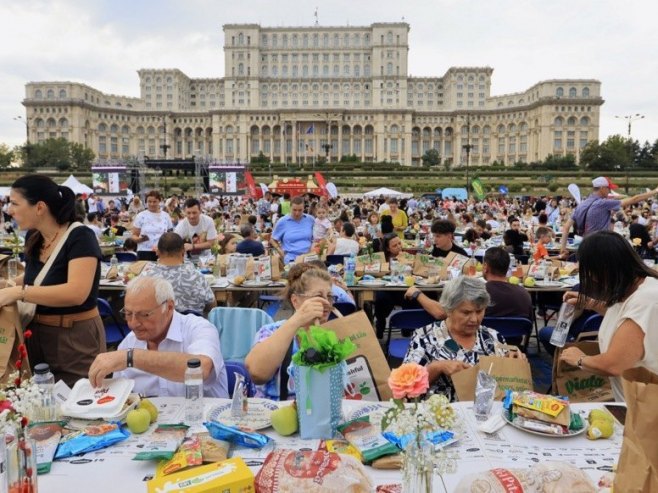 Букурешт - Најдужи сто на свијету (фото: EPA/BOGDAN CRISTEL) Букурешт - Најдужи сто на свијету (фото: EPA/BOGDAN CRISTEL) -