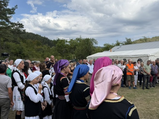 Расељени Срби окупили се на Завичајном сабору и молитви код Лукавца (ФОТО)