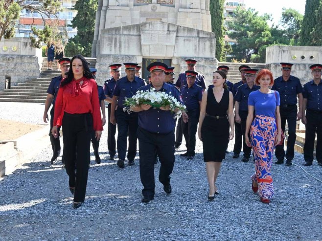 Полагање вијенаца Полагање вијенаца - Фото: РТРС
