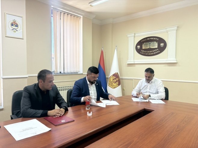 Потписан је уговор о примопредаји ватрогасног возила са хидрауличном корпом и ватрогасном инсталацијом - Фото: РТРС