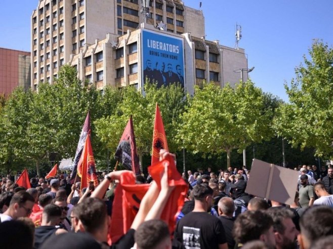 Протести у Приштини (Фото: EPA/ARBEN LLAPASHTICA) Протести у Приштини (Фото: EPA/ARBEN LLAPASHTICA) -