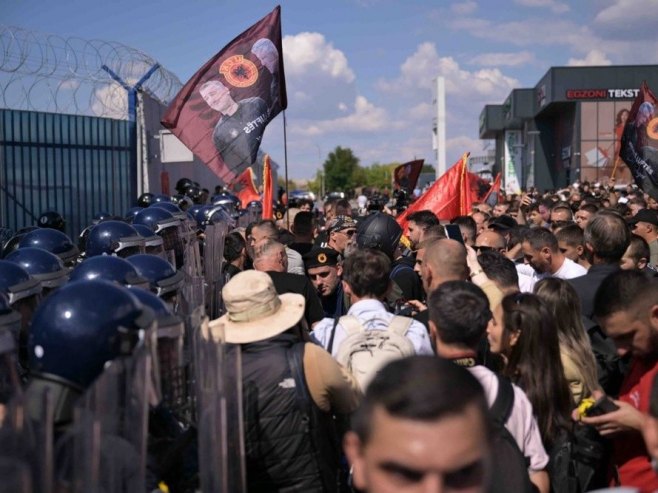 Приштина, протести (фото: EPA/WILL OLIVER) Приштина, протести (фото: EPA/WILL OLIVER) -