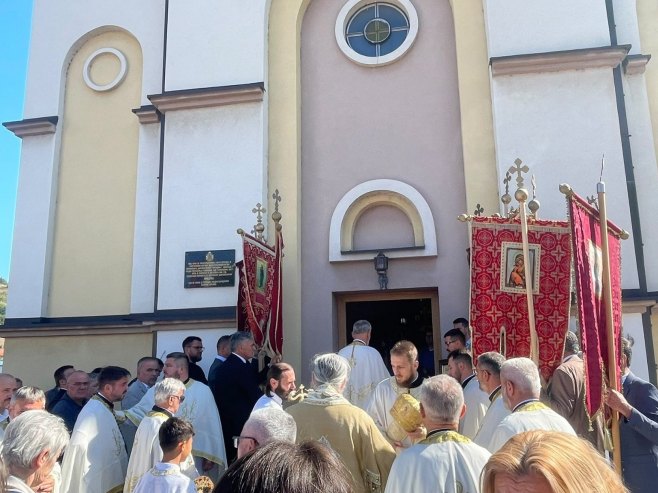 Епископ Кирило служи литургију у Храму у Источној Илиџи, присуствује Каран (ФОТО)