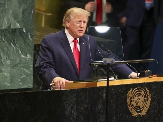 Трамп запријетио Ирану и Куби, најавио изградњу војних база на Гренланду