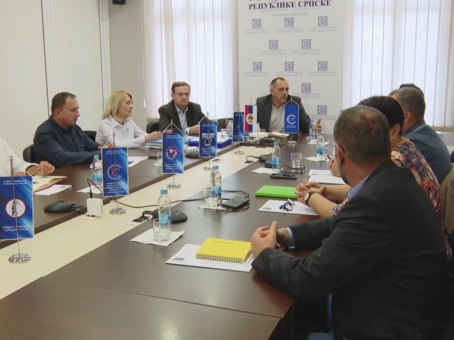 "Плата радника у привреди све, само не достојанствена" (ВИДЕО)