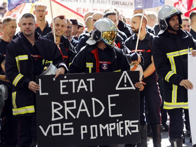 Протести у Паризу (Фото: EPA/GUILLAUME HORCAJUELO) Протести у Паризу (Фото: EPA/GUILLAUME HORCAJUELO) -