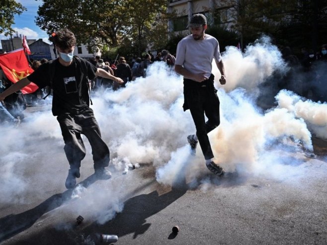 Протести ученика у Француској – нереди на улицама, школе у пламену (ВИДЕО)