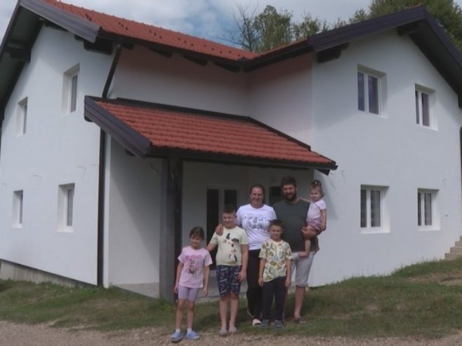 Седмочлана породица Станић из Мрачаја код Прњавора трошну кућу замјенила новим домом (ВИДЕО)