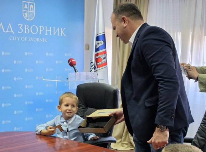 Симболично, Зворник предат на управљање дјеци Симболично, Зворник предат на управљање дјеци - Фото: СРНА
