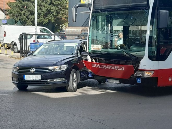 Саобраћајна незгода - судар аутомобила и аутобуса у Бањалуци