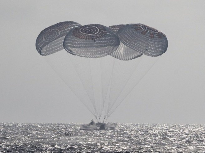 Повратак астронаута на Земљу (фото: EPA/KEEGAN BARBER / NASA / HANDOUT) - 