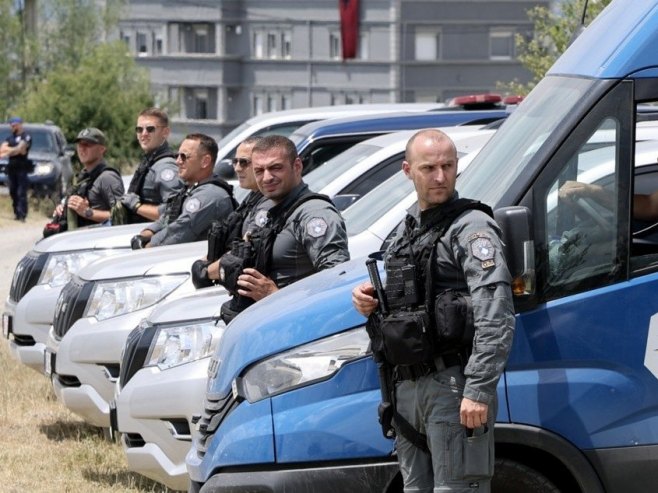 Такозвана полиција на КиМ (фото: EPA/GEORGI LICOVSKI) Такозвана полиција на КиМ (фото: EPA/GEORGI LICOVSKI) -