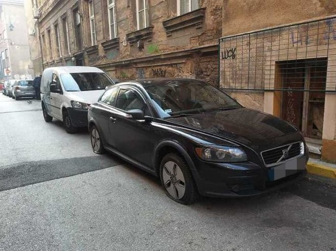Сарајево, оштећен аутомобил - Фото: Уступљена фотографија