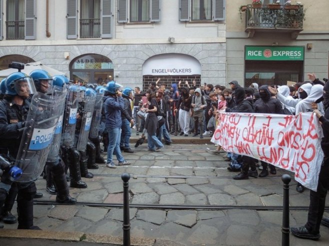 Протести у Италији (фото: EPA/MATTEO CORNER) - 