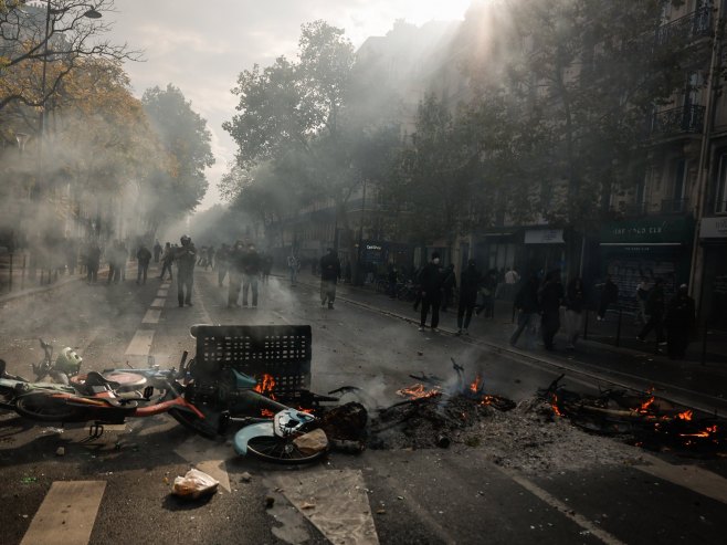 Протести у Паризу (Фото: EPA/MOHAMMED BADRA) - 
