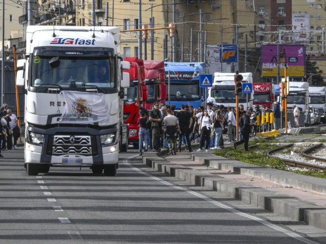 Протест камионџија у Италији (Фото: EPA/CIRO FUSCO) Протест камионџија у Италији (Фото: EPA/CIRO FUSCO) -