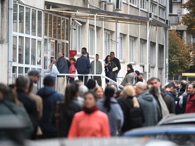 Дупло већа излазност у Србији него раније, до 11 часова гласало 27,3 одсто бирача